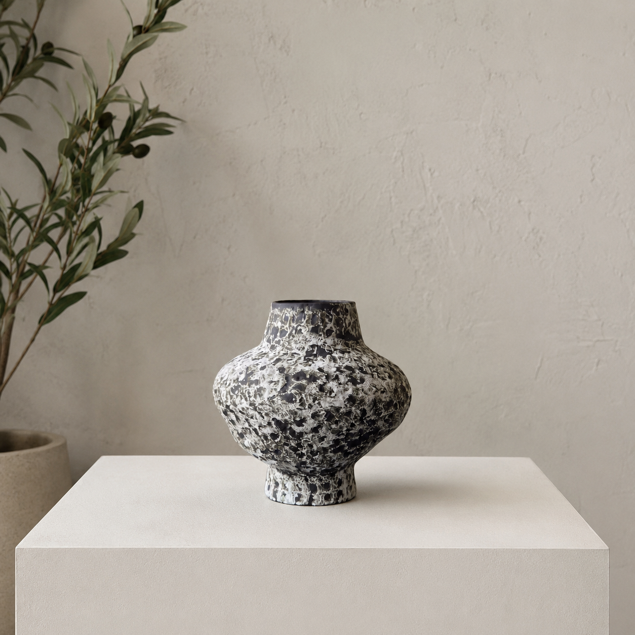 Sumi Artisan Ceramic Vase – Round
